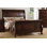 Grand lit de style traditionnel avec tête et pied de lit à deux panneaux, finition cerisier pour un mobilier de chambre élégant