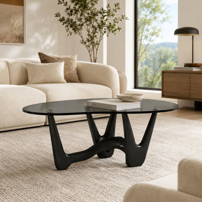 Table basse triangulaire abstraite en verre 43 po avec base sculpturale noire
