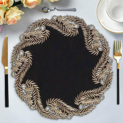 Collection de luxueux napperons brodés ronds de la collection Anyce pour la décoration de la salle à manger et de la table de Noël