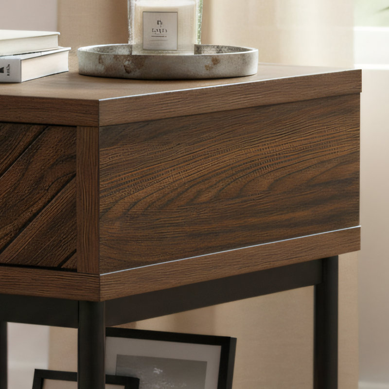 Table d'appoint à panneau à chevrons noyer brun avec tiroirs à fermeture en douceur, tablettes ouvertes et pieds en métal noir - une table d'appoint minimaliste, moderne et multi-rangements.