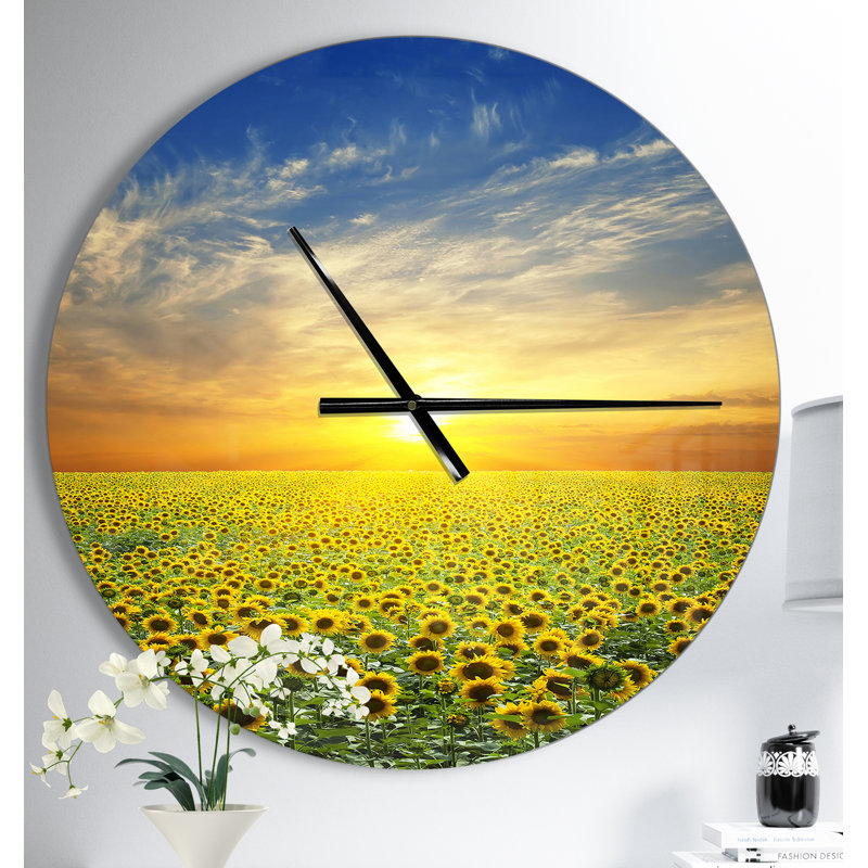 Beau coucher de soleil sur un champ de tournesols - horloge murale moderne, Moyen