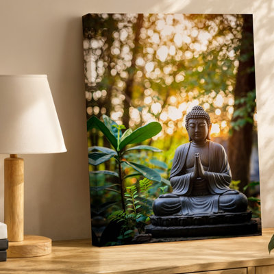 Toile, statue de Bouddha serein, assise paisiblement parmi une verdure luxuriante