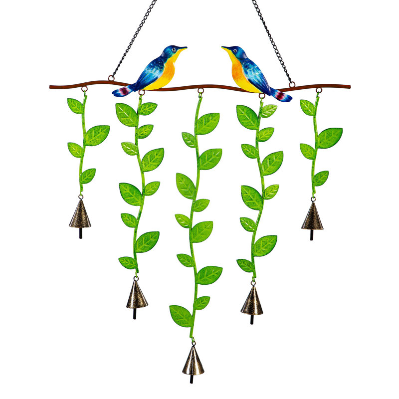 Carillon d'oiseau sur une branche