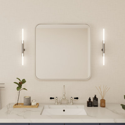 Élégant miroir encadré en aluminium avec coin arrondi pour une décoration intérieure élégante