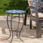 Table d'extérieur avec mosaïque en céramique: pieds en fer bleu et blanc