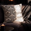 Coussin décoratif Ary, crâne baroque noir et blanc, carré de 20 pouces-122359141