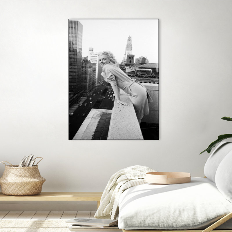 Marilyn sur balcon, toile encadrée, H 24 po x l 18 po