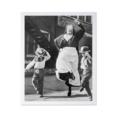 Nonne qui danse avec des enfants