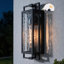 Applique murale extérieure noire texturée sable de 55 cm (21,7 po) de hauteur, allumage automatique au crépuscule à l'aube, en verre ondulé résistant aux intempéries, idéale pour porche, garage ou terrasse.-1123161322