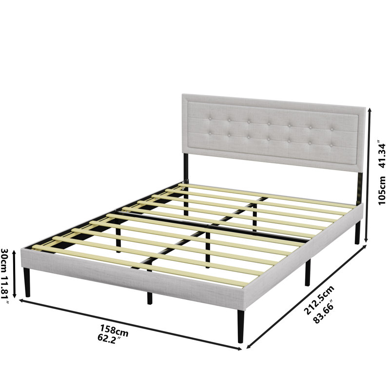 Grand lit plateforme contemporain tapissier avec lattes blanches capitonnées et tête de lit