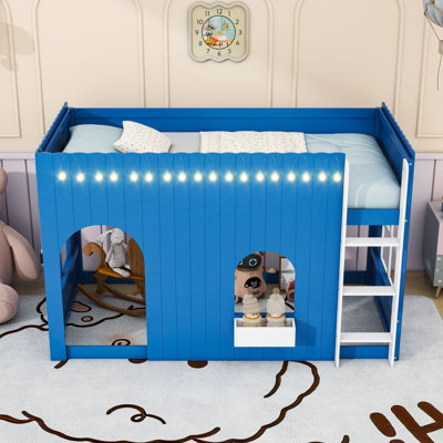 Lit mezzanine de style champêtre avec éclairage chaleureux intégré et espace de jeu polyvalent