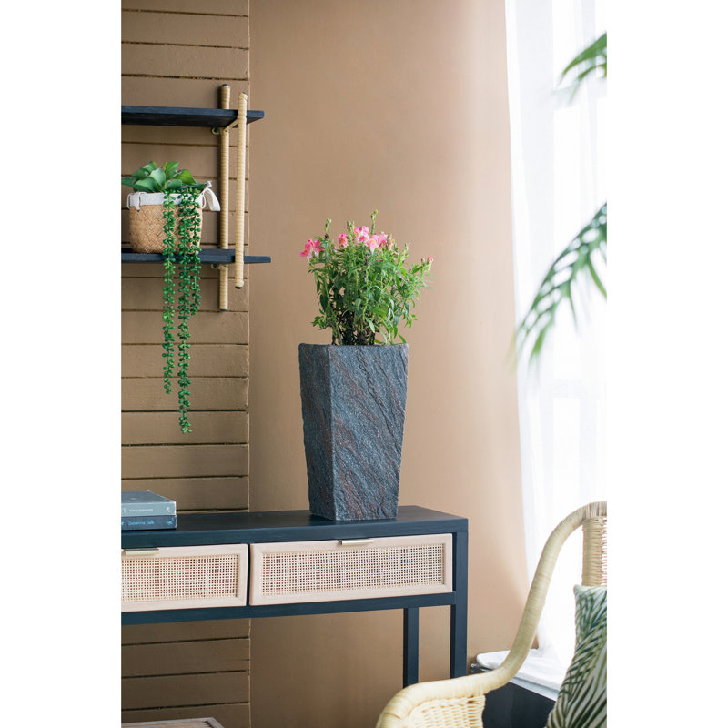 Jardinière en ciment, H 15 po x l 7,5 po x P 7,5 po