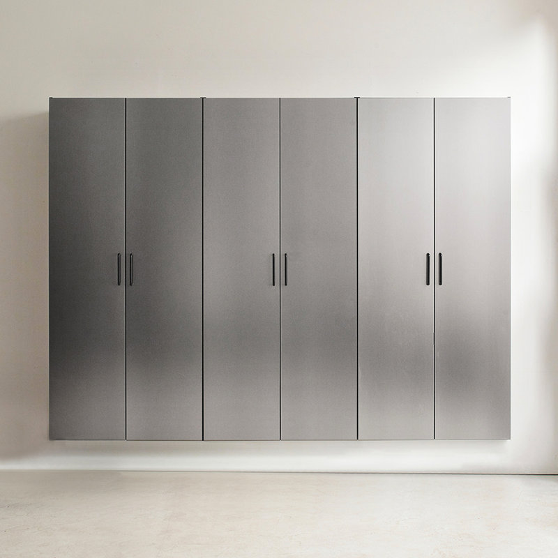 Contemporain 92,74 po Largeur de l'armoire de garage D (3) de 79,91 po de hauteur en gris métallique - Fonction, résistance à l'eau et à la chaleur, bandes à bords épais, tableau de qualité E0, tablette, support en métal double