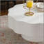 Table basse festonnée blanche: forme unique à bord ondulé, pièce centrale élégante pour des espaces élégants-130020450