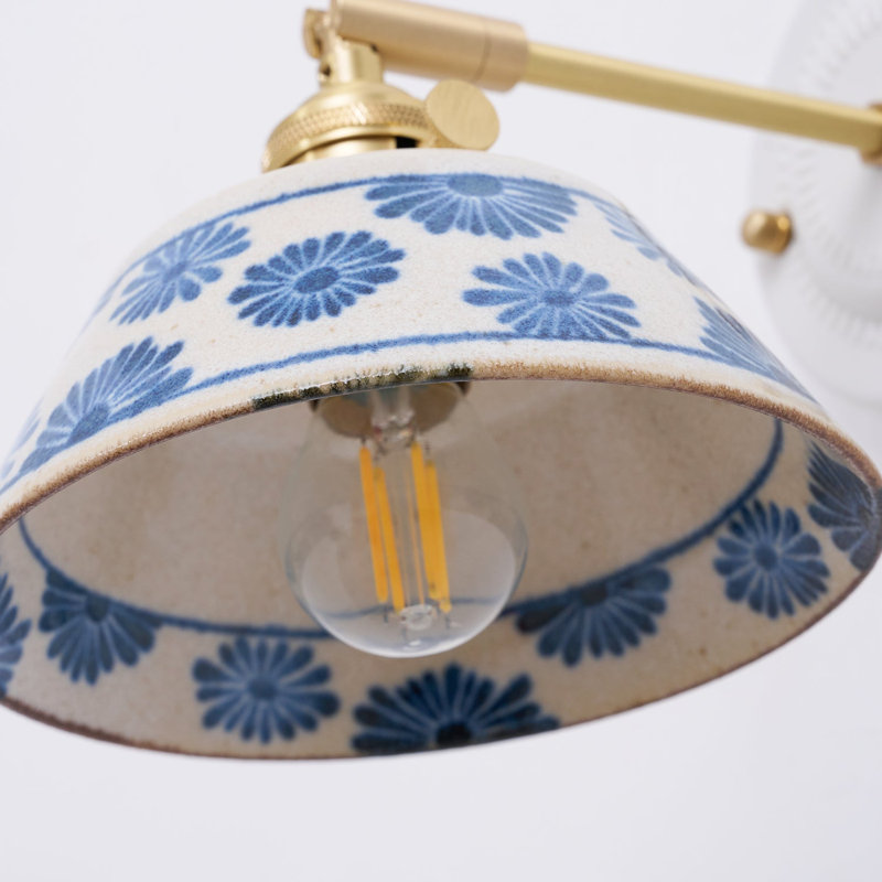 Applique murale à bras pivotant 1 lumière en laiton rétro avec abat-jour floral en porcelaine bleue