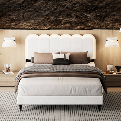 Doux cadre de lit doux, tête de lit en laine d'agneau avec éclairage ambiant pour une chambre à coucher silencieuse et rembourrée crème et silencieuse