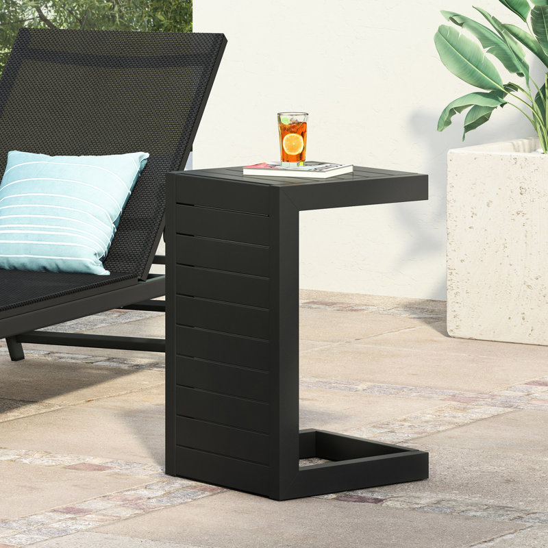 Table d'appoint d'extérieur avec surface moderne noir mat, texture