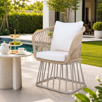 Chaise de patio en osier à finition teck avec coussins et structure en acier beige