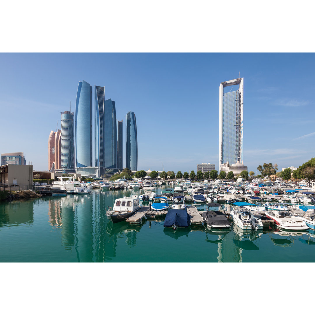 Marina In Abu Dhabi von Typhoonski - Kunstdrucke auf Leinwand