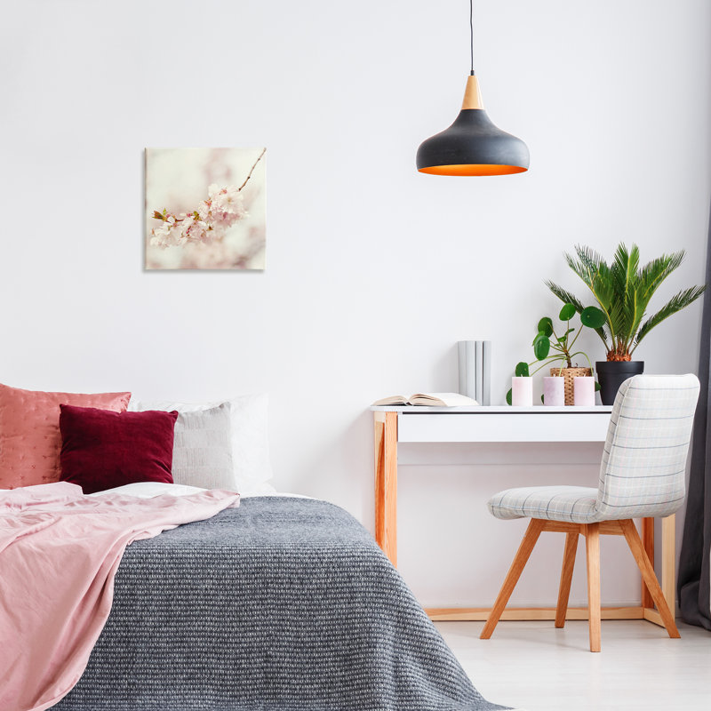 «Delicate Cherry Blossom», art mural sur toile par Sarah Gardner, H 17 po x l 17 po