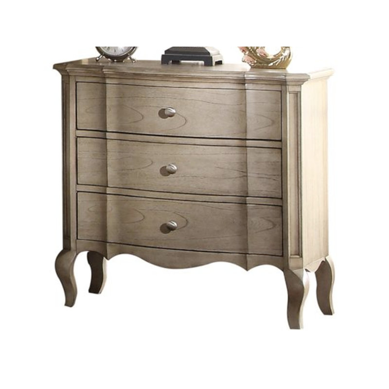 Table de chevet Agatha en finition taupe antique, trois tiroirs spacieux pour le chevet et le rangement, glissière latérale en métal pleine extension, fabrication solide, bijoux fragiles pour tiroir supérieur doublé de feutre,