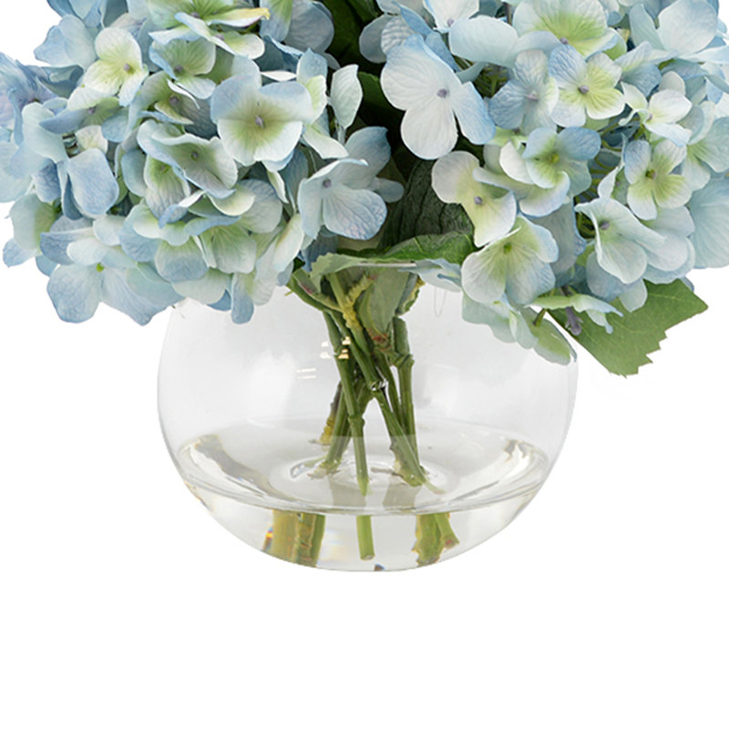 Arrangements floraux d'hortensias et centres de table dans un vase