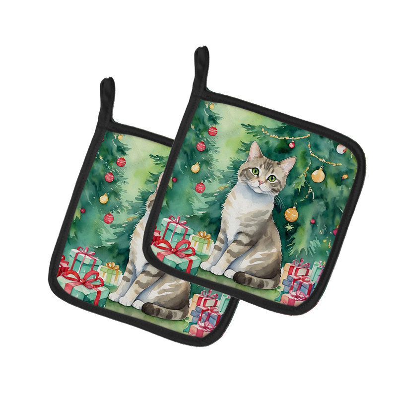 Pudelkatze chat près de l'arbre de Noël paire de poignées