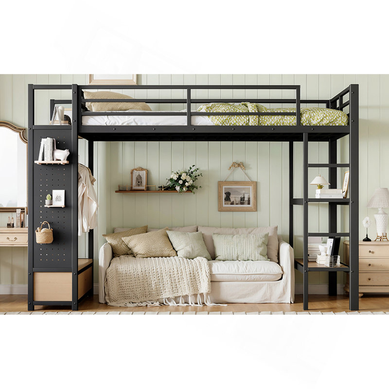 Lit mezzanine simple en métal avec garde-robe, tablettes de rangement et panneau perforé pour un espace de vie efficace