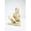 Statue à lady reading