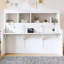 Lit escamotable simple, bureau intégré et tablettes de rangement, conception peu encombrante, maison de campagne moderne, pièce multifonctionnelle-202910838