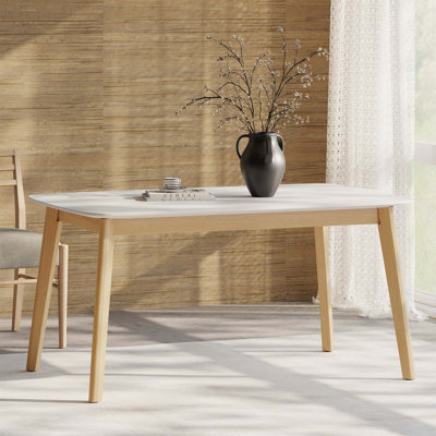 Table de salle à manger de style Mid-Century moderne avec pieds en bois d'hévéa et plateau en faux bois, parfait pour les espaces contemporains