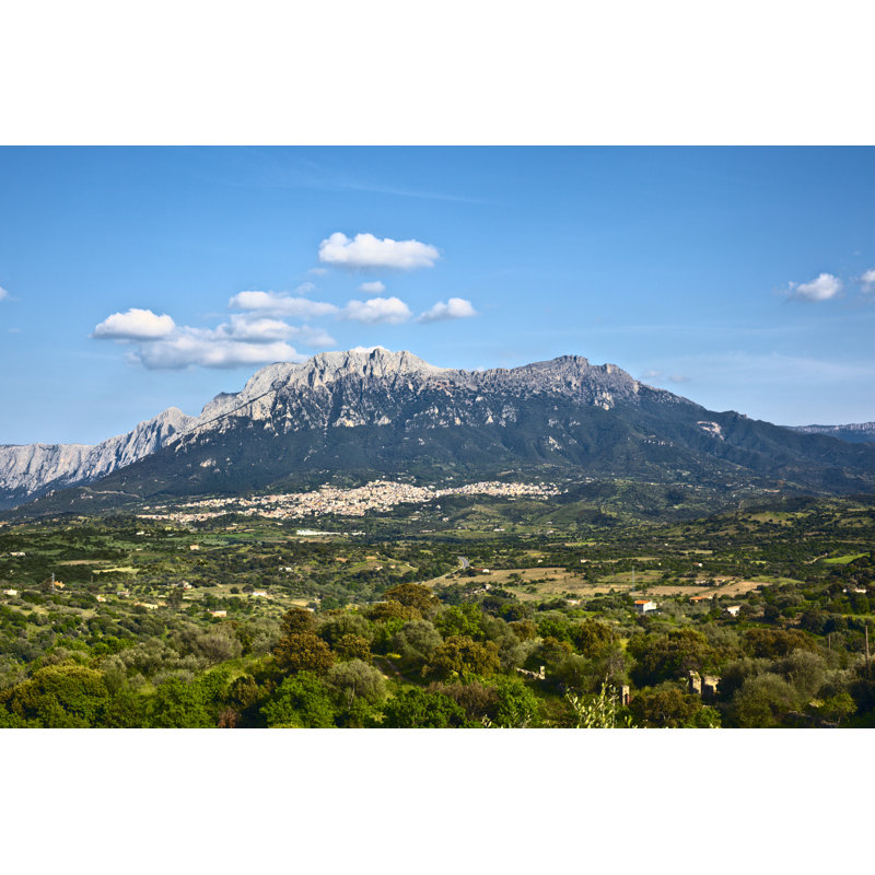 Ville d'Oliena, en Sardaigne, en Italie par Spooh, H 32 po x l 48 po