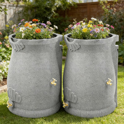 Paquet de 2 urnes de baril de pluie de 50 gallons, deux embouts en laiton (boyau avant + seau latéral), dessus de jardinière à arrosage automatique (sangsues de tonneau) pour la conservation de l'eau de la pelouse (sans fleurs incluses)