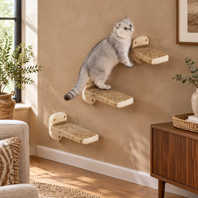 Ce mur en bois 3 en 1 pour chats combine jeu, escalade et griffoir ; corde de chanvre, tablettes, perchoirs et griffoirs forment la structure d'activité.