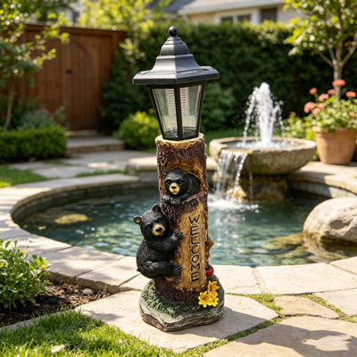 Statue d'ours brun accueillant des invités, sculptures de jardin