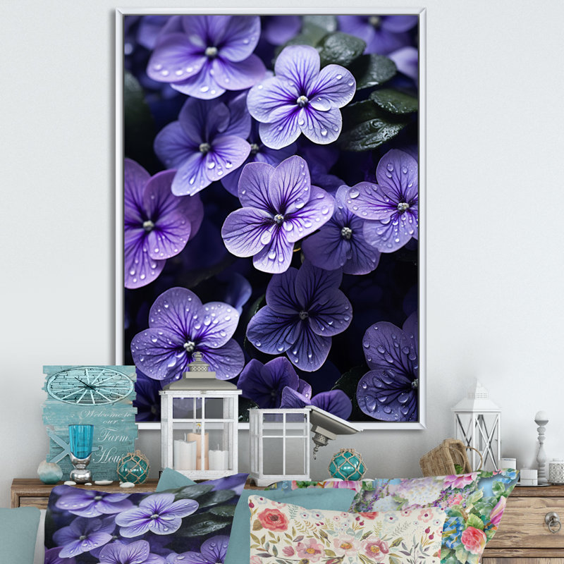 «Violets Whispering Photo II», reproduction sur toile, 32" H x 24" W, Cadre flottant blanc