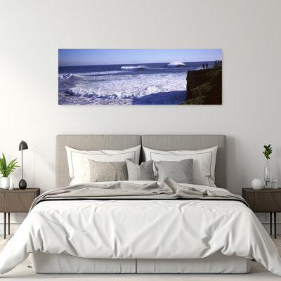 Touriste regardant des vagues dans la mer, Santa Cruz, comté de Santa Cruz, Californie, États-Unis, art contemporain de paysage marin contemporain