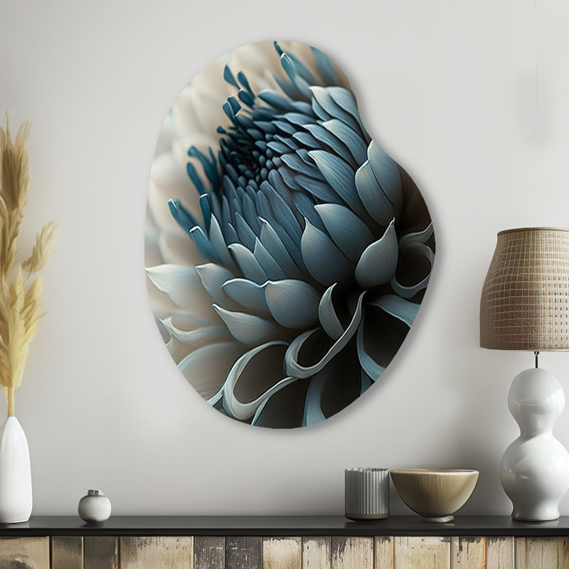 Bleu et blanc fleurs de Dahlia II - art mural asymétrique en forme de poire Dahlia, H 38 po x l 28 po x P 1 po