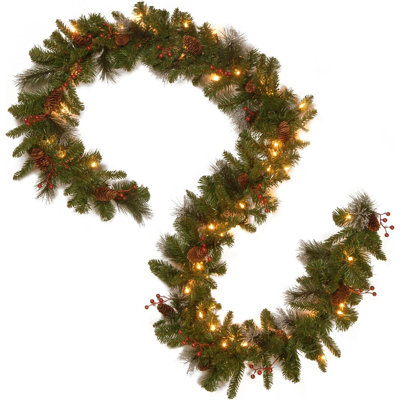 Guirlande de sapin de Noël artificiel 9 pi avec lumières scintillantes, pinecones, baies rouges, 50 lumières DEL claires, 180 pointes, minuterie, vert