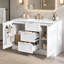 Meuble-lavabo autoportant blanc de 121,4 cm (47,8 po), en MDF à panneaux cannelés, avec 2 tiroirs et 2 portes, charnières à fermeture amortie, étagères réglables et tablette de rangement double intégrée à la porte.