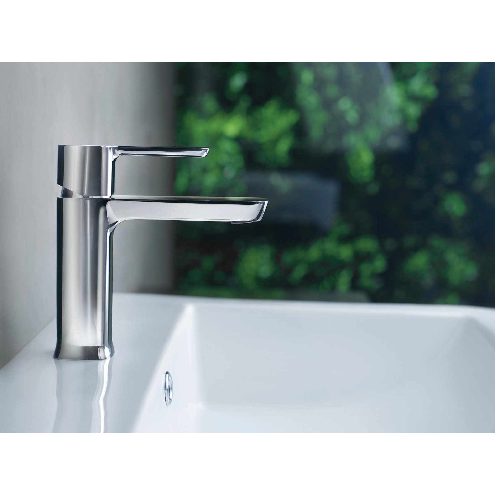 Modern Single-Hole Bathroom Faucet with Drain, Chrome