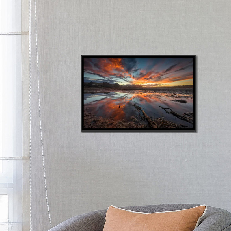 «Fire in the Sky» par Sergio Lanza - Estampe numérique sur toile tendue avec châssis, H 32 po x l 48 po x P 1,5 po, Non mat
