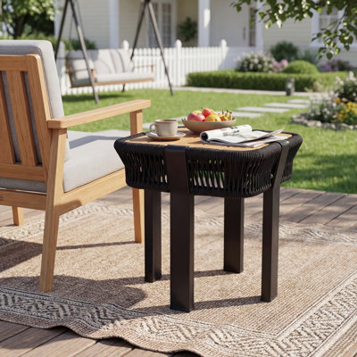 Table d'appoint en bois d'acacia au fini teck, table de bout d'extérieur pour patio d'une capacité de 120 lb avec corde noire et structure en métal, table d'appoint carrée pour la cour, le balcon et le salon