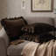 Housses de coussin décoratives luxueuses à volants en velours, pour canapé ou fauteuil.-133653755-133653751