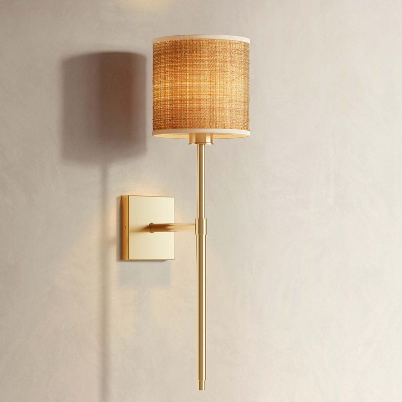 Applique murale à 1 lumière Luma - en métal, raphia et beige naturel, doré et câblé à la main à intensité variable pour chambre à coucher ou salle de bain dans un style moderne Mid-Century