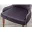 Fauteuil d'appoint en velours exquis avec garniture cloutée pour un confort accru et un style intemporel dans tout décor intérieur-132811558