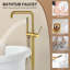 Robinet de baignoire autoportant avec douche à main en bronze huilé-63295287