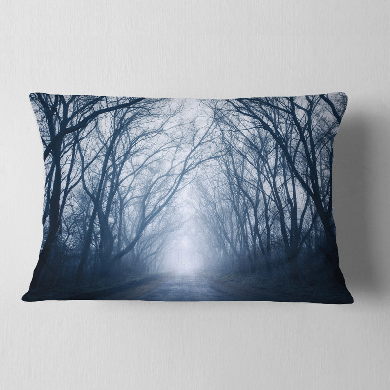 Sentier dans une forêt d'automne foncé - coussin à imprimé paysage