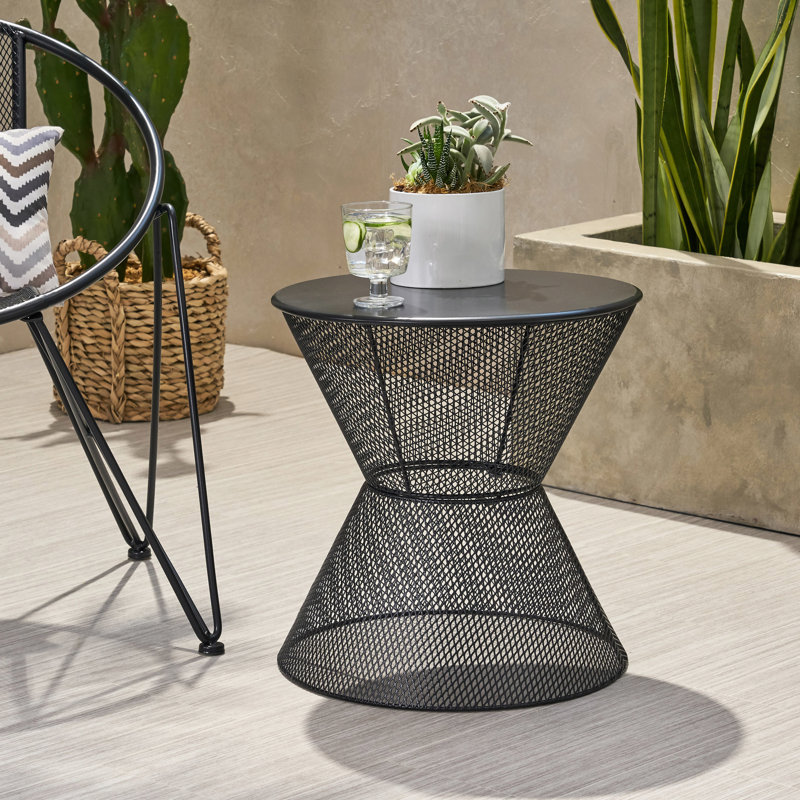 Table d'appoint - tendance et pratique, structure en fer, finition noir mat, 17,44 po X 17,77 po, aspect Breezy en maille élégante en fer, noir, silhouette arrondie, structure,