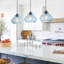 Suspension linéaire à 3 lumières pour îlot de cuisine, lustre moderne noir mat réglable avec abat-jour en verre bleu bullé fabriqués à la main